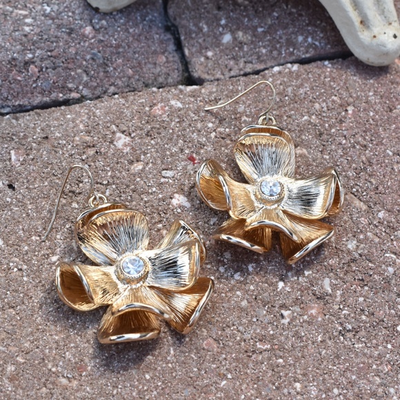 gold tone flower earrings - Picture 7 of 9